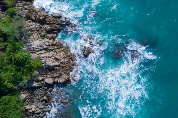 Antena Drone Góry Widok Oceanie Pięknych Fal Upaść Skalistym Wybrzeżu — Zdjęcie stockowe