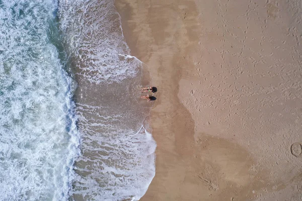 Aerial Widok Góry Para Trzyma Ręce Podczas Układania Piaszczystej Plaży — Zdjęcie stockowe