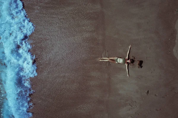 Pohled Ženu Rukama Nataženou Písčité Pláži Blízko Oceánu Pojetí Letní — Stock fotografie