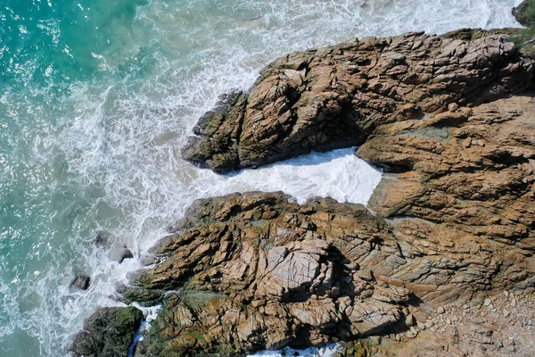 岩の島の海岸に墜落する海の美しい波の空中ドローンビュー — ストック写真