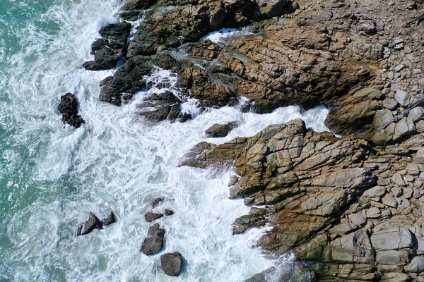 Kayalık ada sahiline çarpan okyanusun güzel dalgalarının havadan drone görünümü