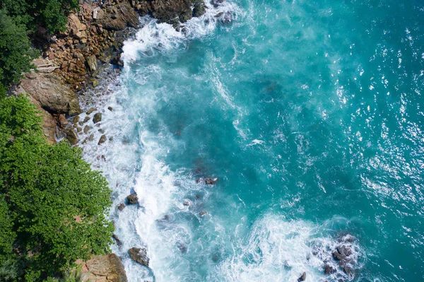 Aerial Drone Topputsikt Över Havets Vackra Vågor Kraschar Rocky Island — Stockfoto