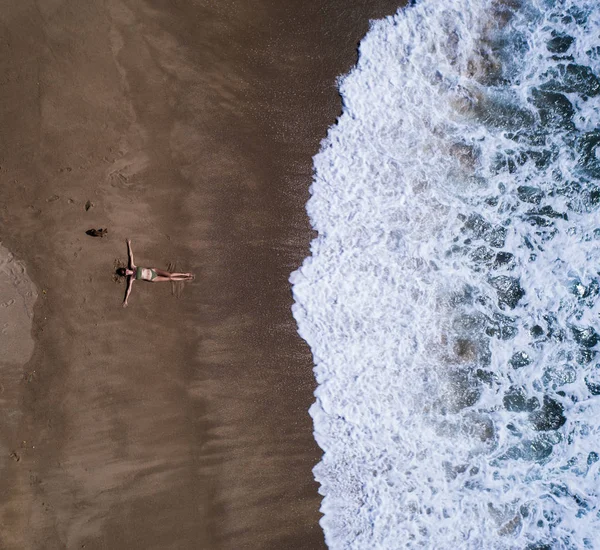 Bovenaanzicht Van Luchtfoto Van Vrouw Met Haar Handen Uitgestrekt Leggen — Stockfoto