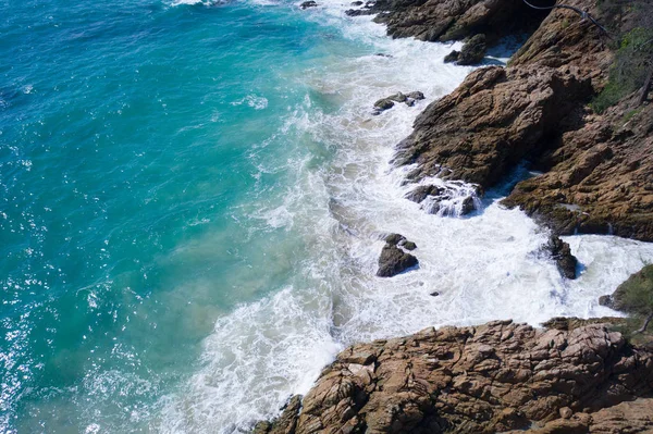 岩の島の海岸に墜落する海の美しい波の空中ドローンビュー — ストック写真