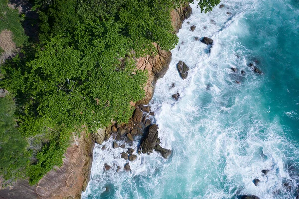 Aerial Drone Topputsikt Över Havets Vackra Vågor Kraschar Rocky Island — Stockfoto