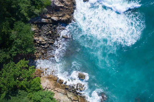 Yeşil ağaçlar ile kayalık ada kıyısında çökmesini okyanusun güzel dalgalar havadan drone üst görünümü