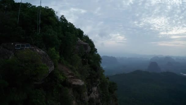 在美丽的山谷和天空背景的岩石山景点上隔离的太阳能电池板的鸟瞰图 — 图库视频影像