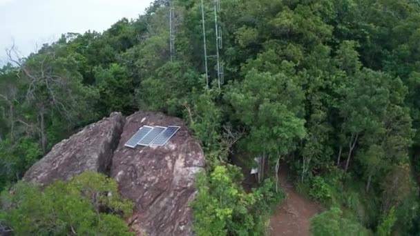 Vue Aérienne Des Panneaux Solaires Isolés Sur Point Vue Montagne — Video