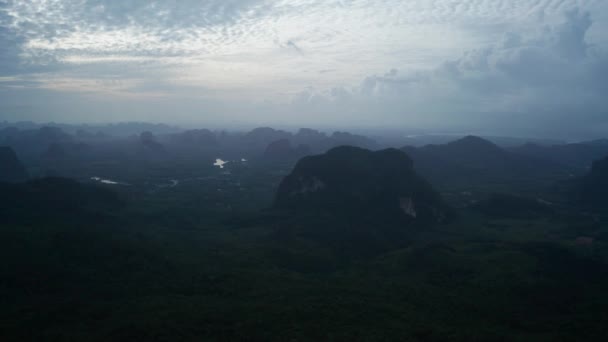 在多云天与山脉和山谷的美丽景观的空中无人机视图 — 图库视频影像