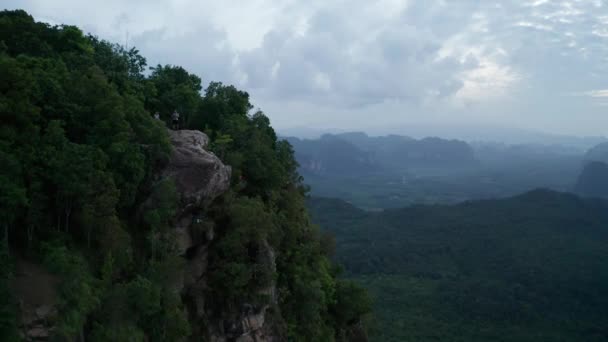 Luftaufnahme Eines Paares Rande Des Felsens Über Schönen Grünen Bergen — Stockvideo