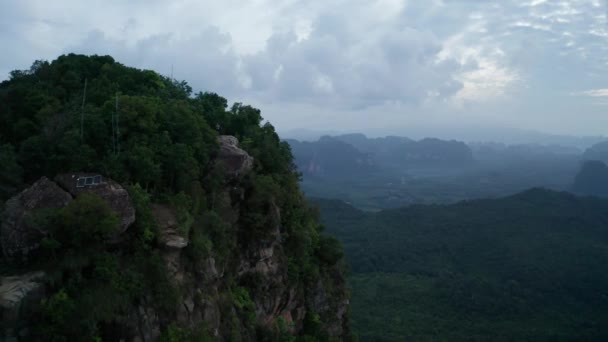 在美丽的绿色山脉和天空背景下 在岩石边缘的情侣鸟瞰图 无人机操作员和山景点上的女孩 — 图库视频影像