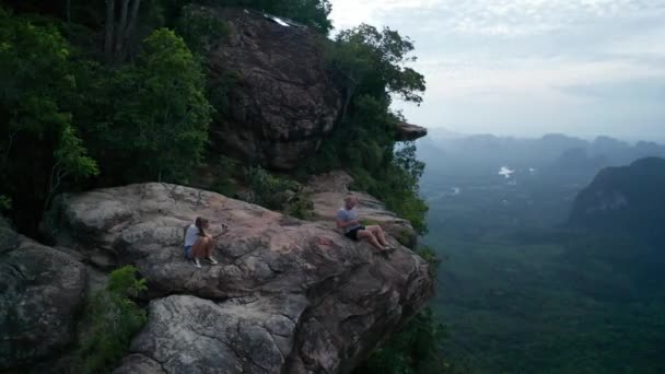 Vista Aérea Pareja Borde Roca Sobre Hermosas Montañas Verdes Fondo — Vídeo de stock