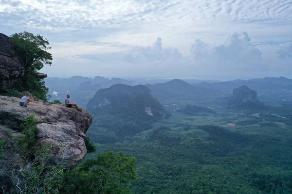 Вид Воздуха Пару Краю Скалы Над Красивыми Зелеными Горами Небесным — стоковое фото