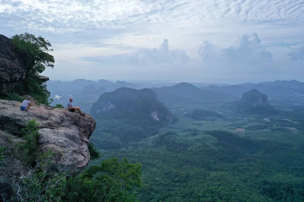 Aerial View Couple Edge Rock Beautiful Green Mountains Sky Background — Stock Photo, Image