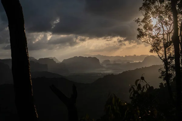 Antenn Drönare Utsikt Över Vackra Landskap Med Berg Och Dal — Stockfoto