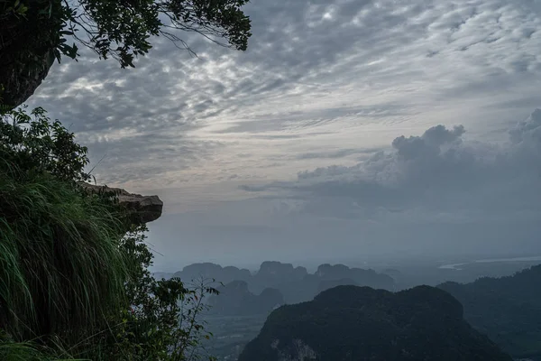 Воздушный Беспилотник Видом Красивый Пейзаж Горами Долиной Фоне Утреннего Облачного — стоковое фото
