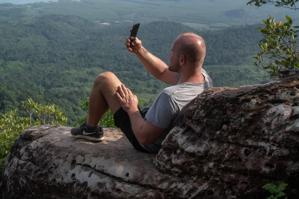 Man Taveler Sitting Cliff Doing Photo His Mobile Isolated Beautiful — Stock Photo, Image