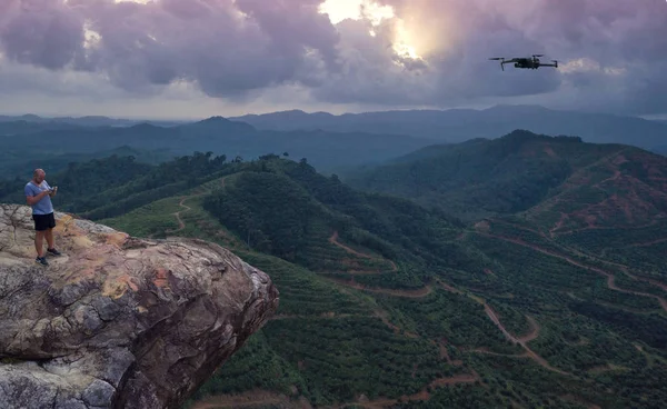 Aerial View Man Drone Operator Edge Rock Beautiful Green Mountains — Stock Photo, Image