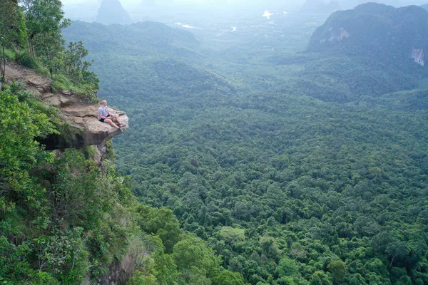 Aerial View Man Edge Rock Beautiful Green Mountains Sky Background — Stock Photo, Image