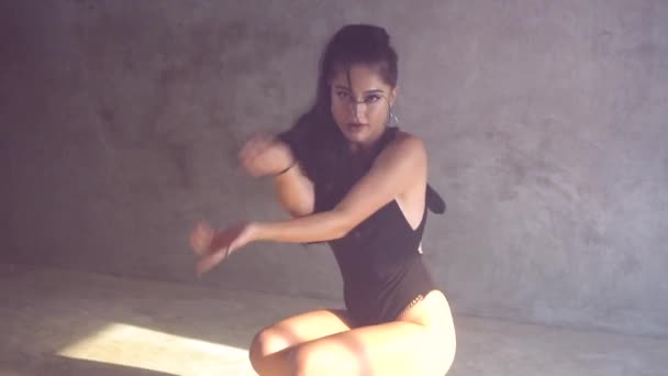 Mulher Sensual Bonita Terno Corpo Preto Dançando Estúdio Nebuloso Com — Vídeo de Stock
