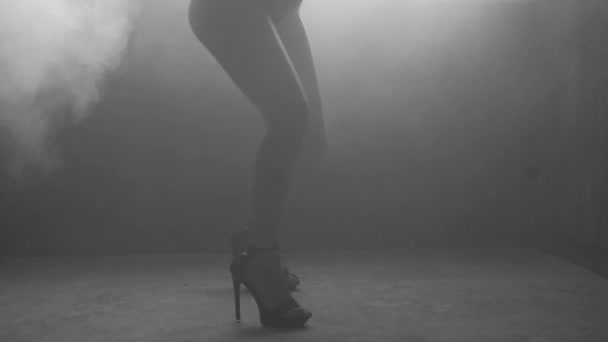 Silueta Hermosa Mujer Sensual Traje Cuerpo Bailando Estudio Nebuloso Sobre — Vídeos de Stock