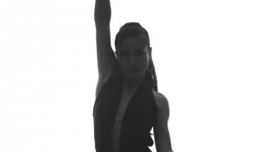 Beyaz duvar arka plan üzerinde stüdyoda dans vücut takım elbise güzel şehvetli kadın - yavaş hareket siyah ve beyaz video