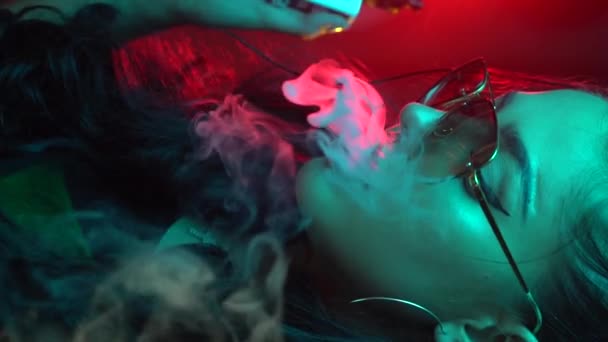 Hermosa Mujer Morena Fumando Cigarrillo Electrónico Luz Color Neón Video — Vídeo de stock