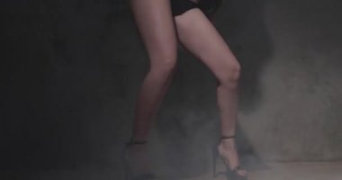 Siyah giyen şehvetli kadın t-shirt, iç çamaşırı ve güneş lik örüntü sidans gri beton duvarlar ile stüdyoda görmek 