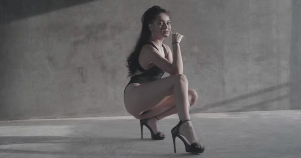 Mulher Sensual Bonita Terno Corpo Preto Posando Estúdio Com Bela — Vídeo de Stock