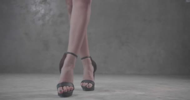 Vista Perto Dos Pés Mulher Saltos Altos Pretos Dançando Estúdio — Vídeo de Stock