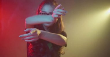 Neon renk ışığı ile stüdyoda dans Şehvetli kadın - yavaş hareket video