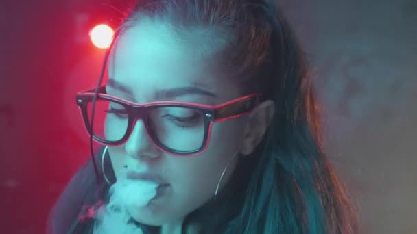 Splendida Donna Bruna Che Fuma Sigaretta Elettronica Nella Luce Neon — Video Stock