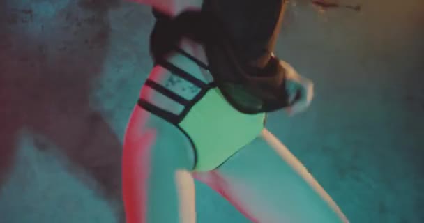 Smyslové Tělo Ženy Tančí Studiu Neonovým Barevným Světlem — Stock video