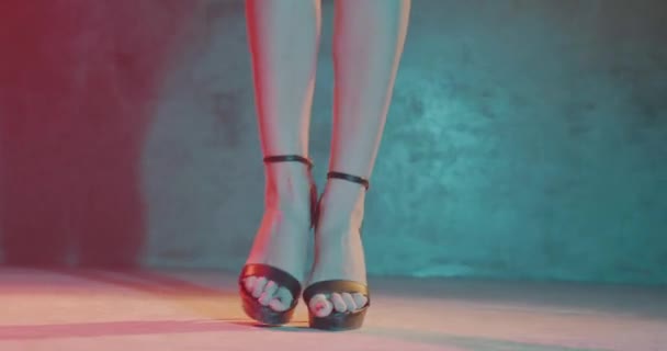 Neon Renk Işığı Ile Stüdyoda Dans Siyah Yüksek Topuklu Kadın — Stok video