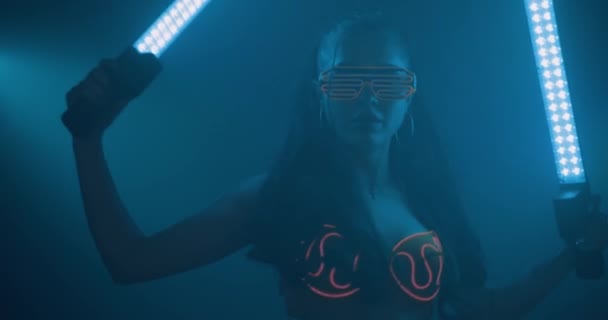 Puslu Stüdyo Gece Kulübünde Parlayan Işık Çubukları Ile Dans Neon — Stok video