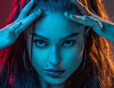 Şehvetli kadın neon portre. Kırmızı ve sarı ışıklar güzel genç kadın model