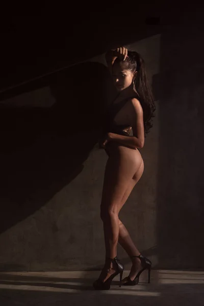 Mulher Sensual Bonita Terno Corpo Preto Posando Estúdio Com Bela — Fotografia de Stock
