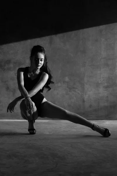 Schöne Sinnliche Frau Schwarzen Body Anzug Posiert Studio Mit Schönem — Stockfoto