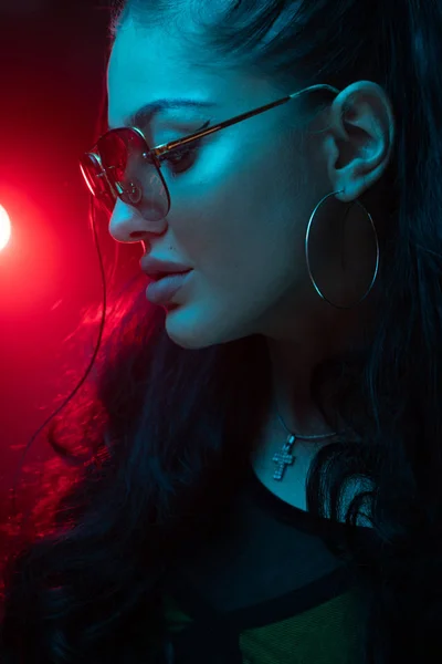 Mujer Sensual Retrato Luz Roja Hermosa Joven Modelo Femenino Gafas —  Fotos de Stock