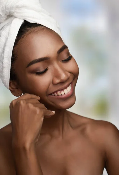 Retrato Close Uma Bela Mulher Feliz Sorridente Com Pele Limpa — Fotografia de Stock