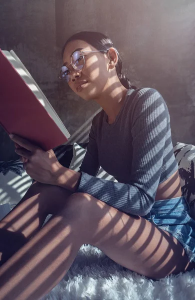 Menina Bonita Ler Livro Relaxar Sua Cama Casa Pessoas Estilo — Fotografia de Stock