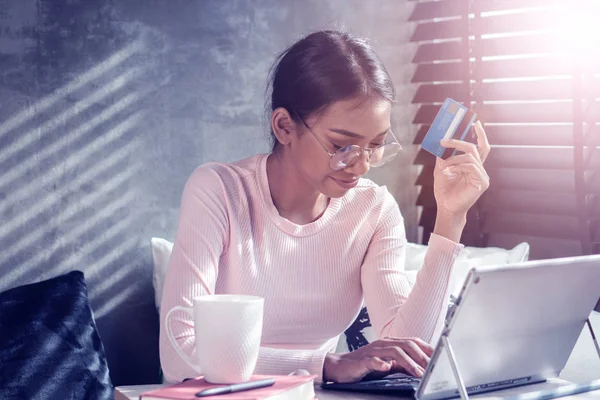 Vacker Leende Flicka Som Innehar Bank Kort Och Använda Tablet — Stockfoto