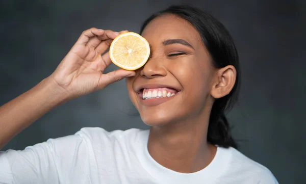 Porträt Einer Schönen Jungen Lächelnden Frau Weißem Shirt Die Zitronenscheibe — Stockfoto