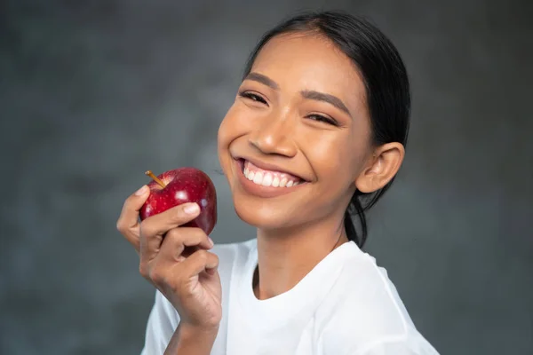 Retrato Una Hermosa Joven Sonriente Camiseta Blanca Sosteniendo Manzana Roja — Foto de Stock