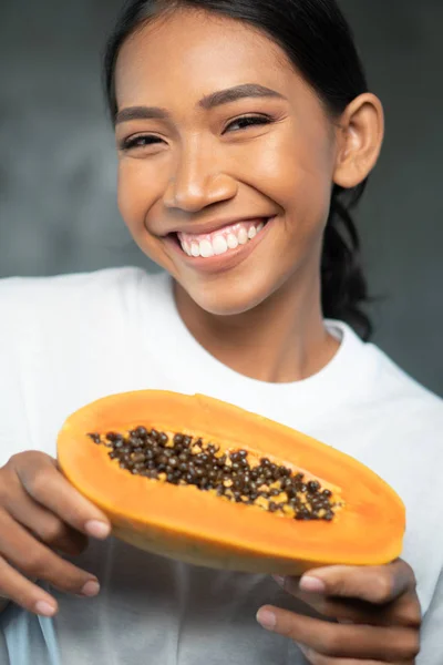 Retrato Bela Jovem Mulher Sorridente Shirt Branca Segurando Metade Mamão — Fotografia de Stock