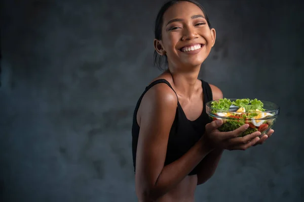 Beton Arka Plan Üzerinde Sağlıklı Salata Ile Siyah Shirt Tutan — Stok fotoğraf