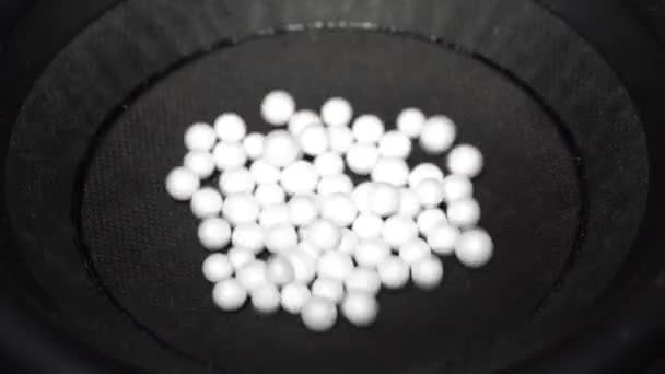 Gros Plan Sur Dessus Perles Polystyrène Blanc Sautant Sur Une — Video