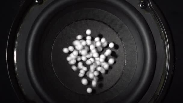Vertikale Nahaufnahme Weißer Polystyrol Kügelchen Die Durch Akustische Wellen Auf — Stockvideo