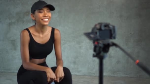 Ung Leende Kvinna Vlogger Pratar Visar Tummen Upp Och Gör — Stockvideo