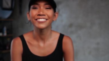 Genç gülümseyen kadın vlogger portre konuşma ve abs crunches yaparken onu günlük fitness video günlüğü kayıt sırasında